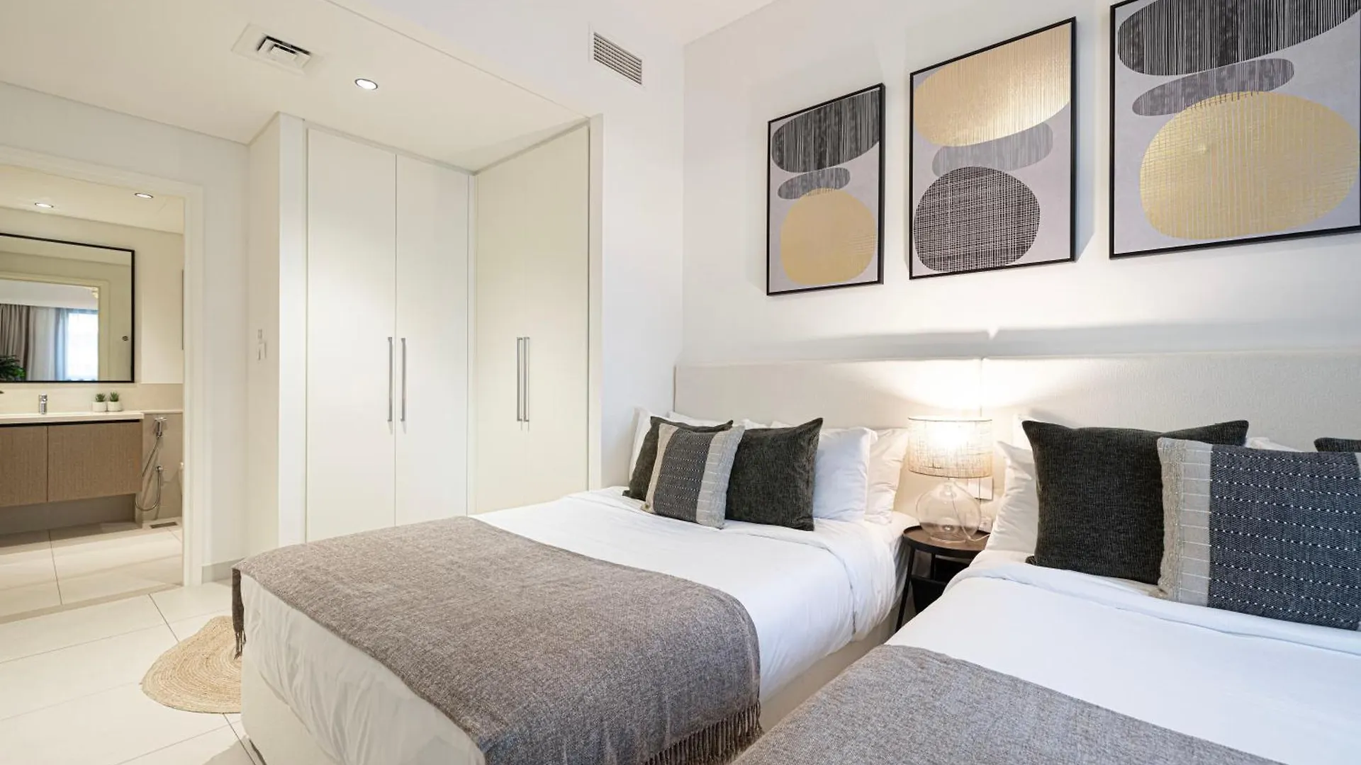 Burj Crown - First Class Boulevard View, 9 Min Walk Dubai Mall Apartment
